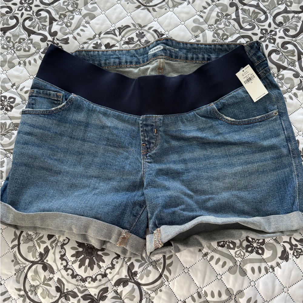 Size 12 Old Navy boyfriend maternity denim shorts